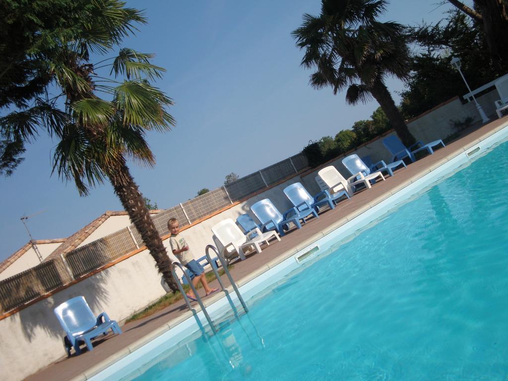 Le Clos Fleuri Hotel Médis Buitenkant foto